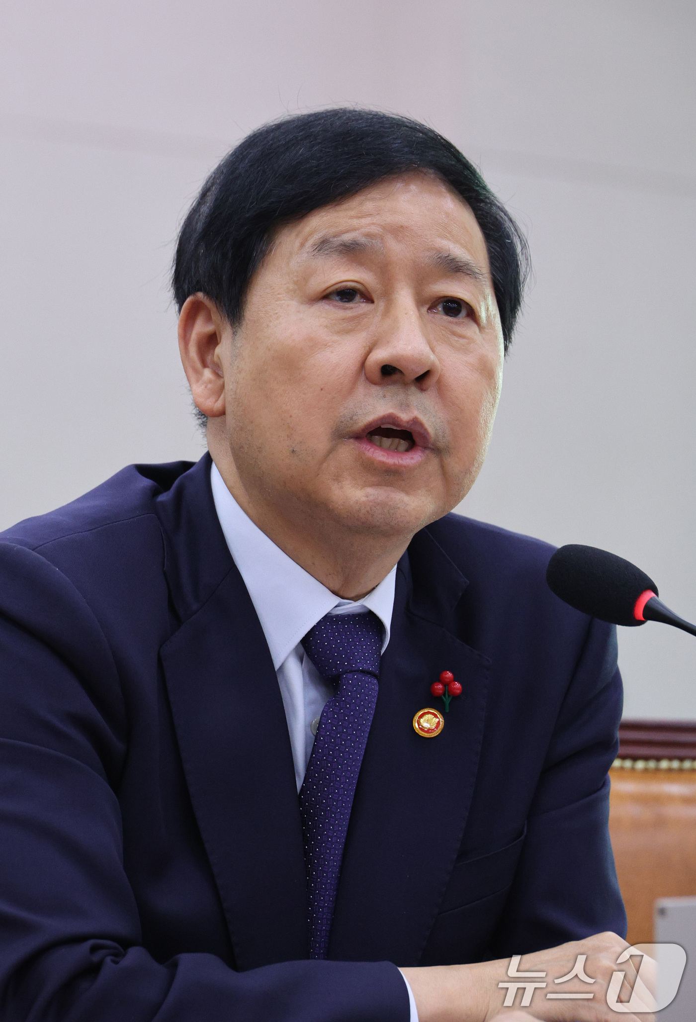 (서울=뉴스1) 신웅수 기자 = 구윤철 경제부총리 겸 기획재정부 장관이 18일 서울 여의도 국회에서 열린 법제사법위원회 전체회의에서 의원 질의에 답변하고 있다.  2025.12.1 …