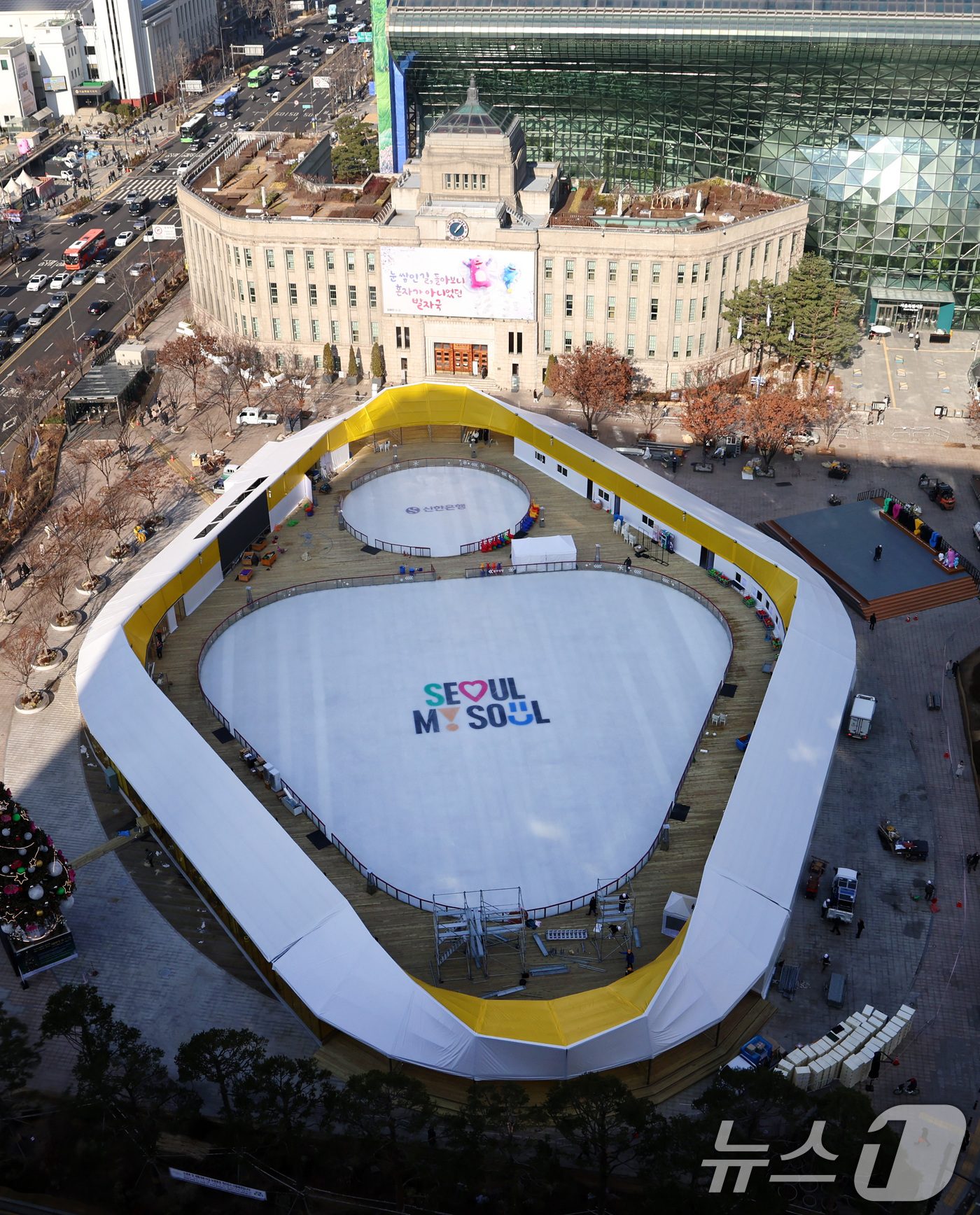 (서울=뉴스1) 구윤성 기자 = 18일 오후 개장을 하루 앞둔 서울광장 스케이트장에서 관계자들이 막바지 개장 준비 작업을 하고 있다.서울시는 19일 오후 5시 개장식을 시작으로 내 …