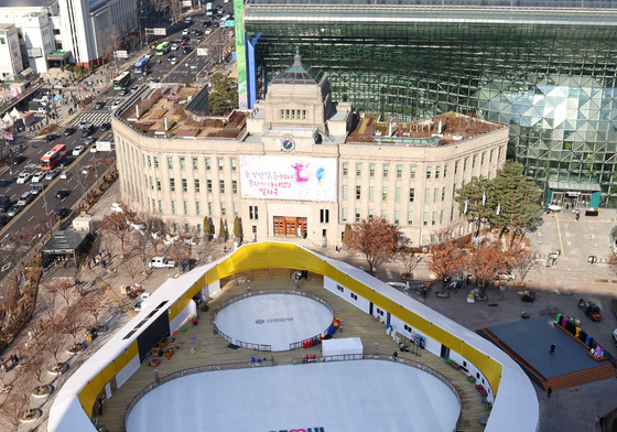 개장 하루 앞둔 서울광장 스케이트장