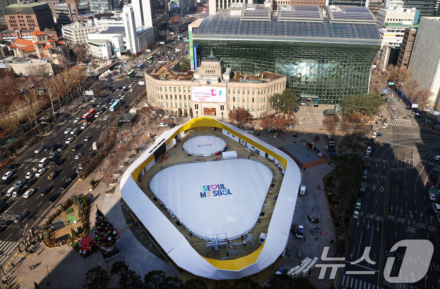(서울=뉴스1) 구윤성 기자 = 18일 오후 개장을 하루 앞둔 서울광장 스케이트장에서 관계자들이 막바지 개장 준비 작업을 하고 있다.서울시는 19일 오후 5시 개장식을 시작으로 내 …