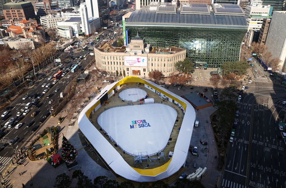 개장 하루 앞둔 서울광장 스케이트장