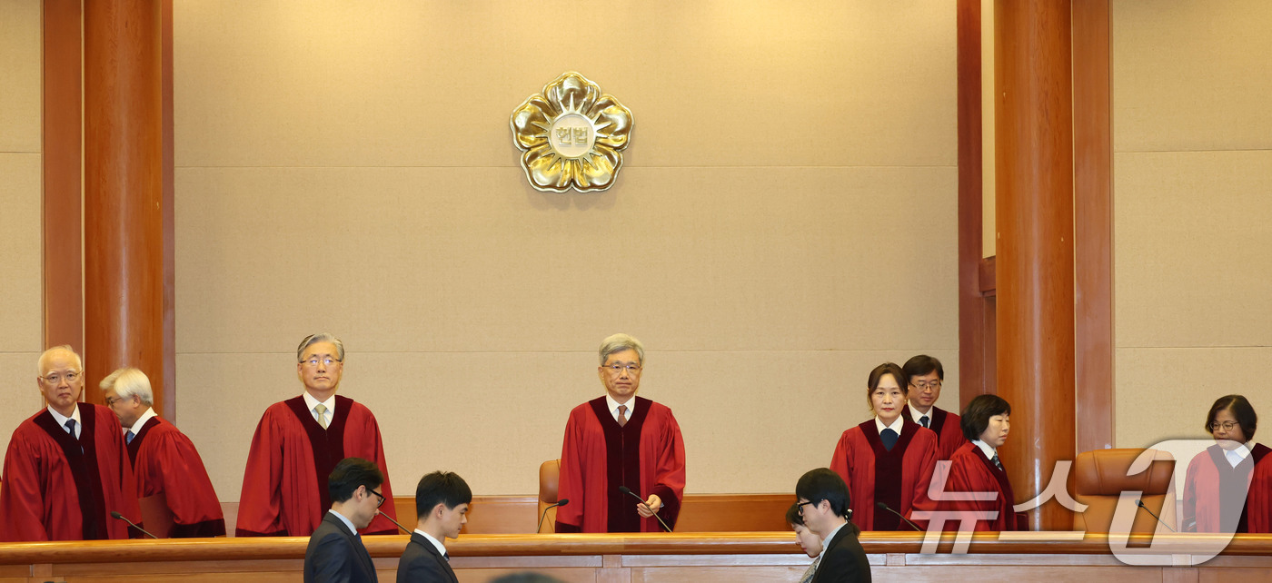 (서울=뉴스1) 이광호 기자 = 김상환 헌법재판소장과 재판관들이 18일 오후 서울 종로구 헌법재판소에서 열린 조지호 경찰청장 탄핵심판 사건 선고를 위해 대심판정에 들어서고 있다.이 …