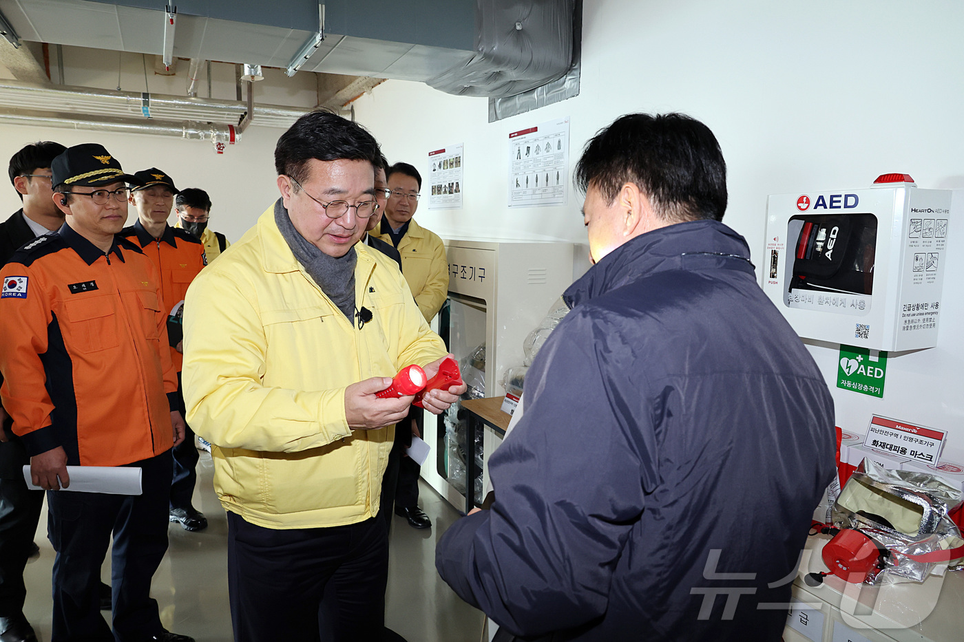 (서울=뉴스1) = 윤호중 행정안전부 장관이 18일 오전 서울 여의도에 위치한 고층건축물 파크원을 방문해 화재안전관리 및 피난안전구역 현장을 점검하고 있다. (행정안전부 제공. 재 …