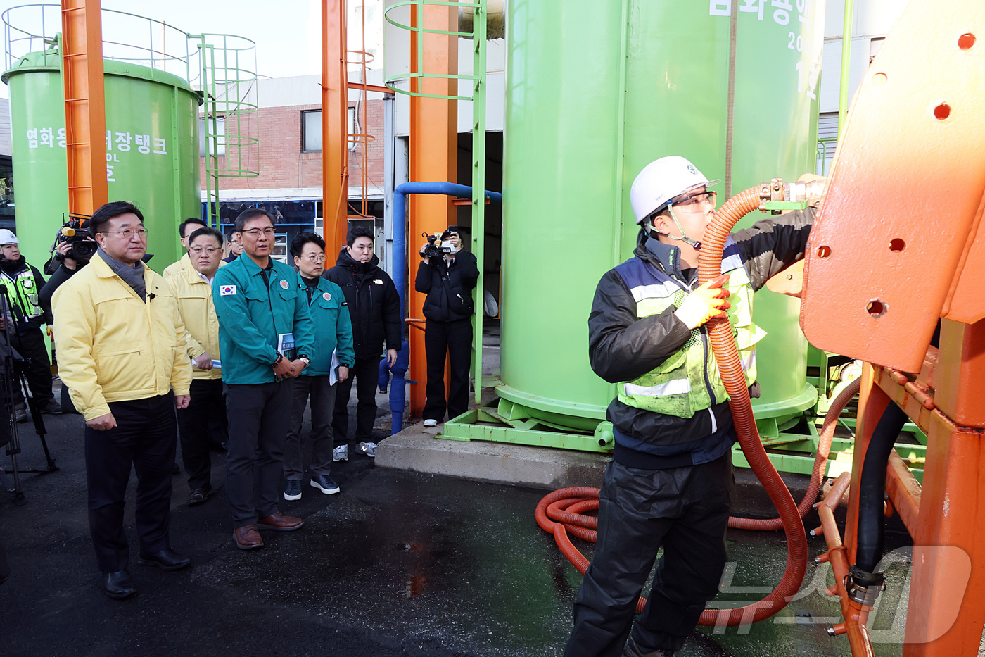 (서울=뉴스1) = 윤호중 행정안전부 장관이 18일 오전 서울시 제설발진기지인 남부도로사업소를 방문해 제설 대응 체계 및 제설자원 관리실태 등을 점검 하고 있다. (행정안전부 제공 …
