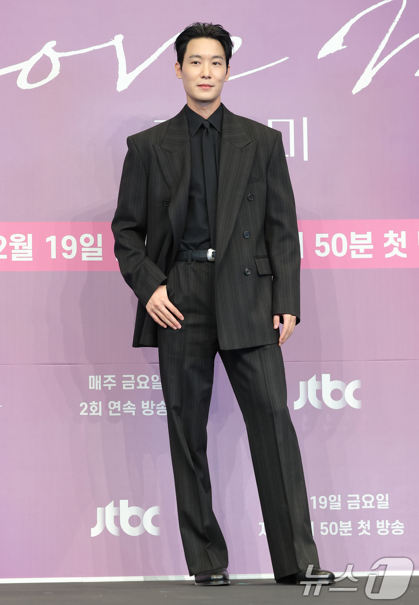 (서울=뉴스1) 권현진 기자 = 배우 장률이 18일 서울 구로구 더 링크 서울 트리뷰트 포트폴리오 호텔에서 열린 JTBC 새 금요시리즈 ‘러브 미’ 제작발표회에 참석해 포즈를 취하 …