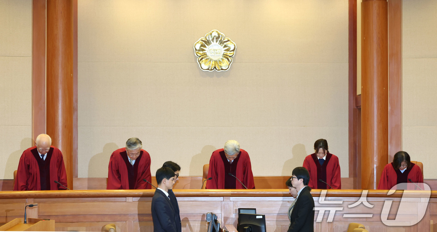 (서울=뉴스1) 이광호 기자 = 김상환 헌법재판소장과 재판관들이 18일 오후 서울 종로구 헌법재판소 대심판정에서 열린 조지호 경찰청장 탄핵심판 사건 선고에 앞서 인사하고 있다.이날 …