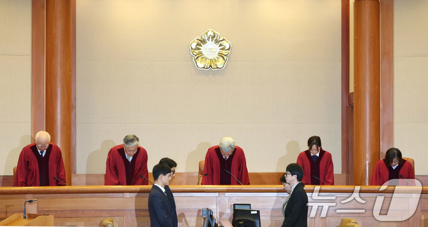 본문 이미지 - 김상환 헌법재판소장과 재판관들이 18일 오후 서울 종로구 헌법재판소 대심판정에서 열린 조지호 경찰청장 탄핵심판 사건 선고에 앞서 인사하고 있다. 이날 헌재는 재판관 전원일치로 조지호 경찰청장 '파면'을 결정했다. 2025.12.18/뉴스1 ⓒ News1 이광호 기자