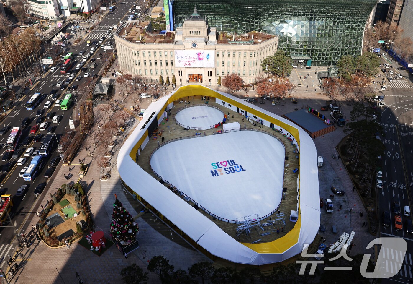 본문 이미지 - 18일 오후 개장을 하루 앞둔 서울광장 스케이트장에서 관계자들이 막바지 개장 준비 작업을 하고 있다. 서울시는 19일 오후 5시 개장식을 시작으로 내년 2월 8일까지 52일 동안 스케이트장을 운영한다. 2025.12.18 ⓒ 뉴스1 구윤성 기자