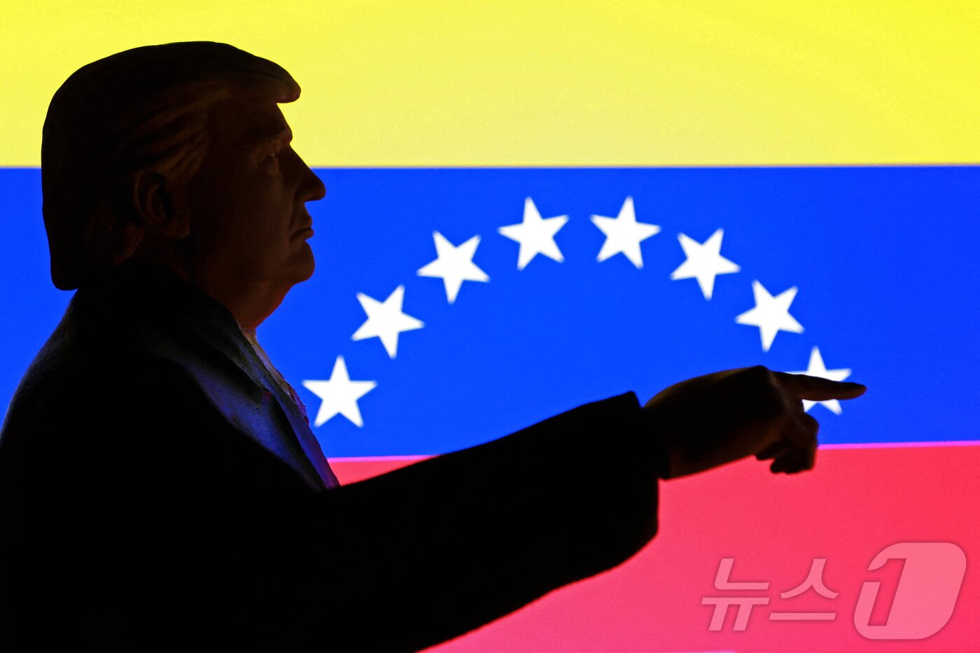 본문 이미지 - 3D 프린터로 제작된 도널드 트럼프 미국 대통령 모형 뒤로 베네수엘라 국기가 보이는 일러스트. 2025.12.02 ⓒ 로이터=뉴스1 ⓒ News1 김지완 기자