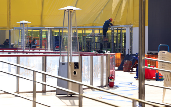 개장 앞둔 서울광장 스케이트장 …'막바지 개장 준비 작업'