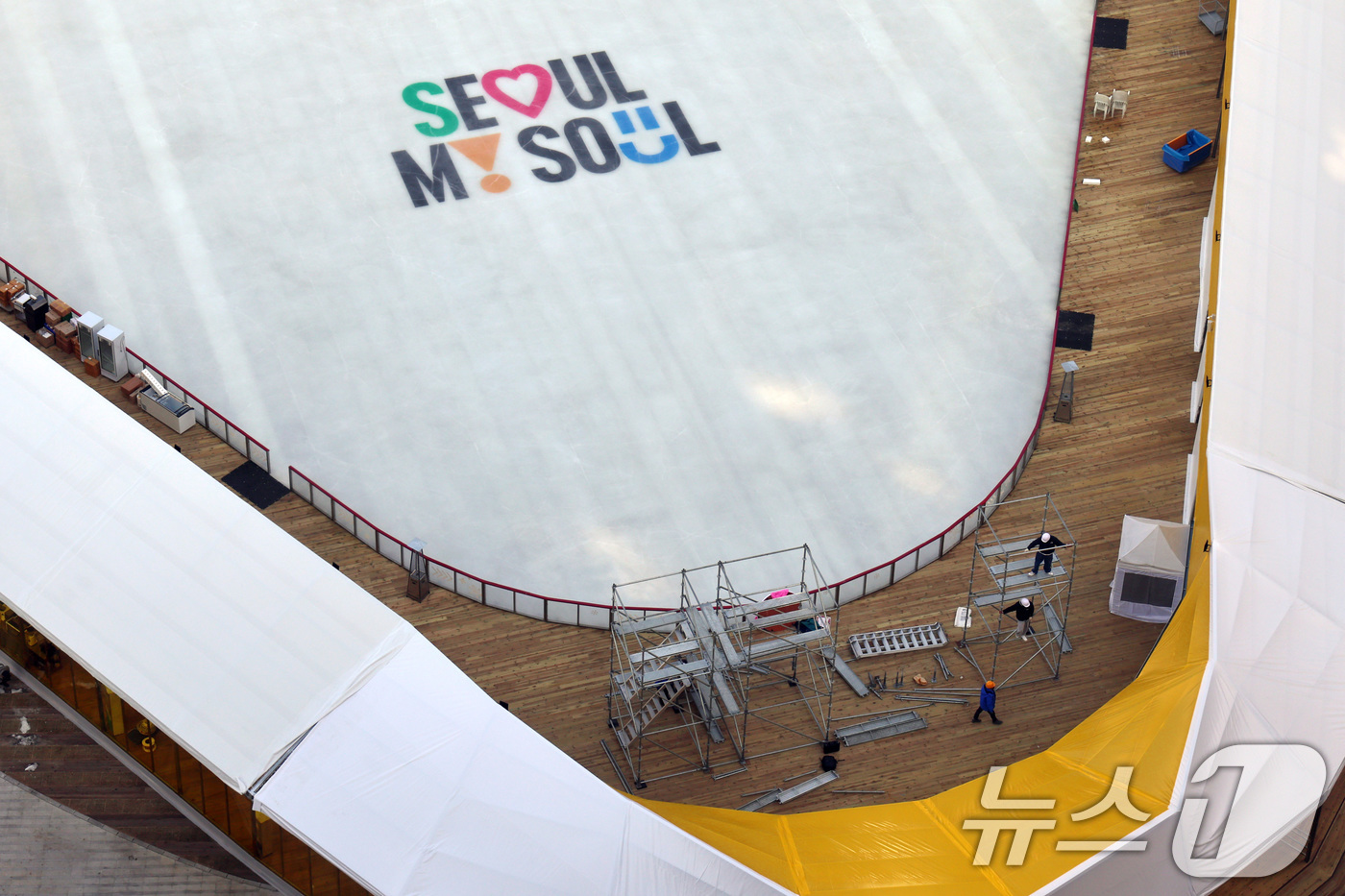 (서울=뉴스1) 구윤성 기자 = 18일 오후 개장을 하루 앞둔 서울광장 스케이트장에서 관계자들이 막바지 개장 준비 작업을 하고 있다.서울시는 19일 오후 5시 개장식을 시작으로 내 …