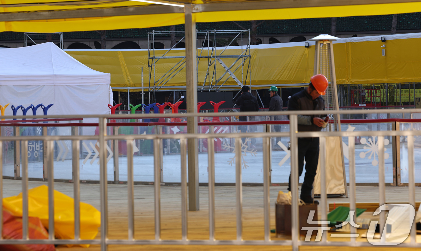 (서울=뉴스1) 구윤성 기자 = 18일 오후 개장을 하루 앞둔 서울광장 스케이트장에서 관계자들이 막바지 개장 준비 작업을 하고 있다.서울시는 19일 오후 5시 개장식을 시작으로 내 …