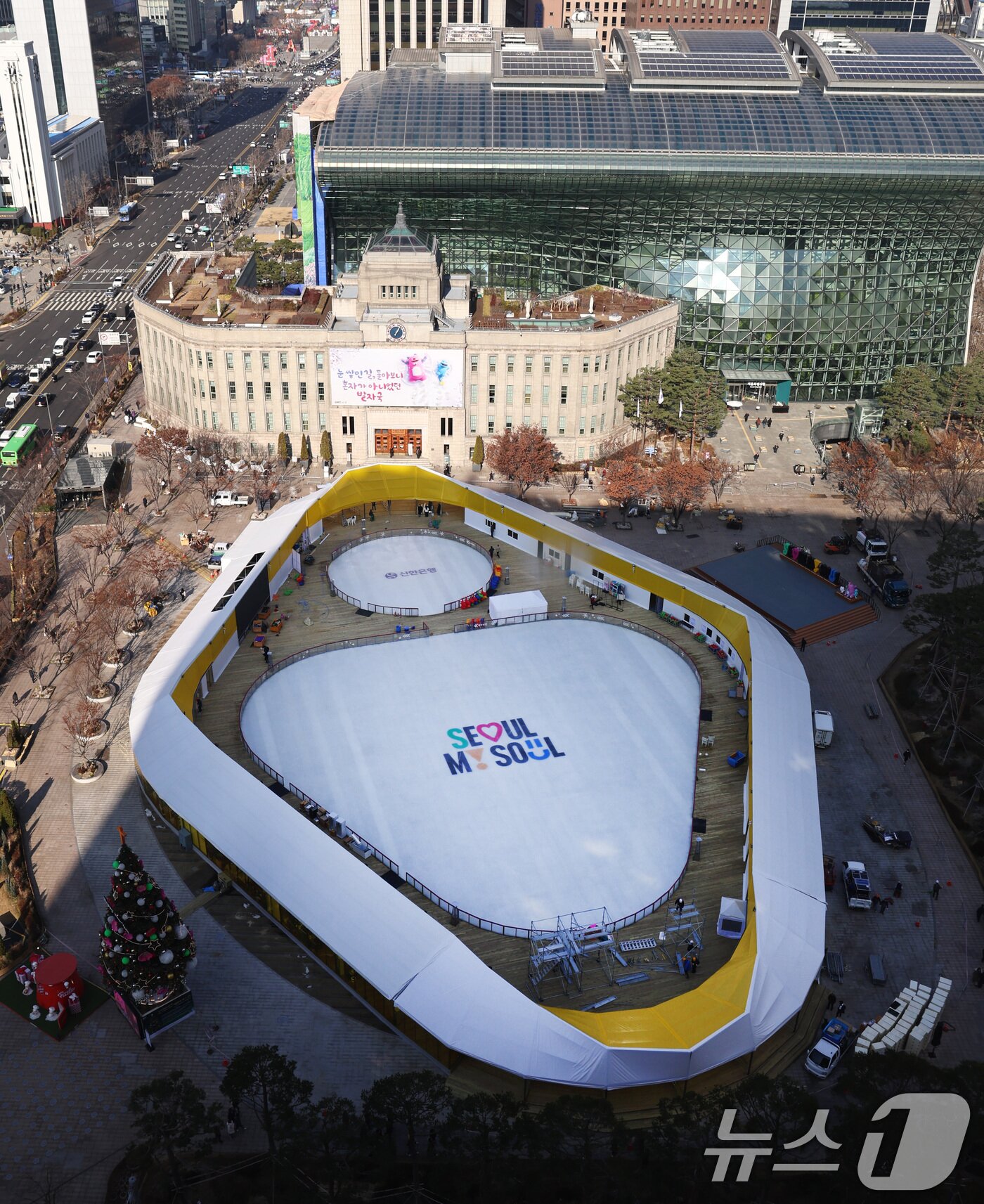 본문 이미지 - 18일 오후 개장을 하루 앞둔 서울광장 스케이트장에서 관계자들이 막바지 개장 준비 작업을 하고 있다. 서울시는 19일 오후 5시 개장식을 시작으로 내년 2월 8일까지 52일 동안 스케이트장을 운영한다. 2025.12.18 ⓒ 뉴스1 구윤성 기자