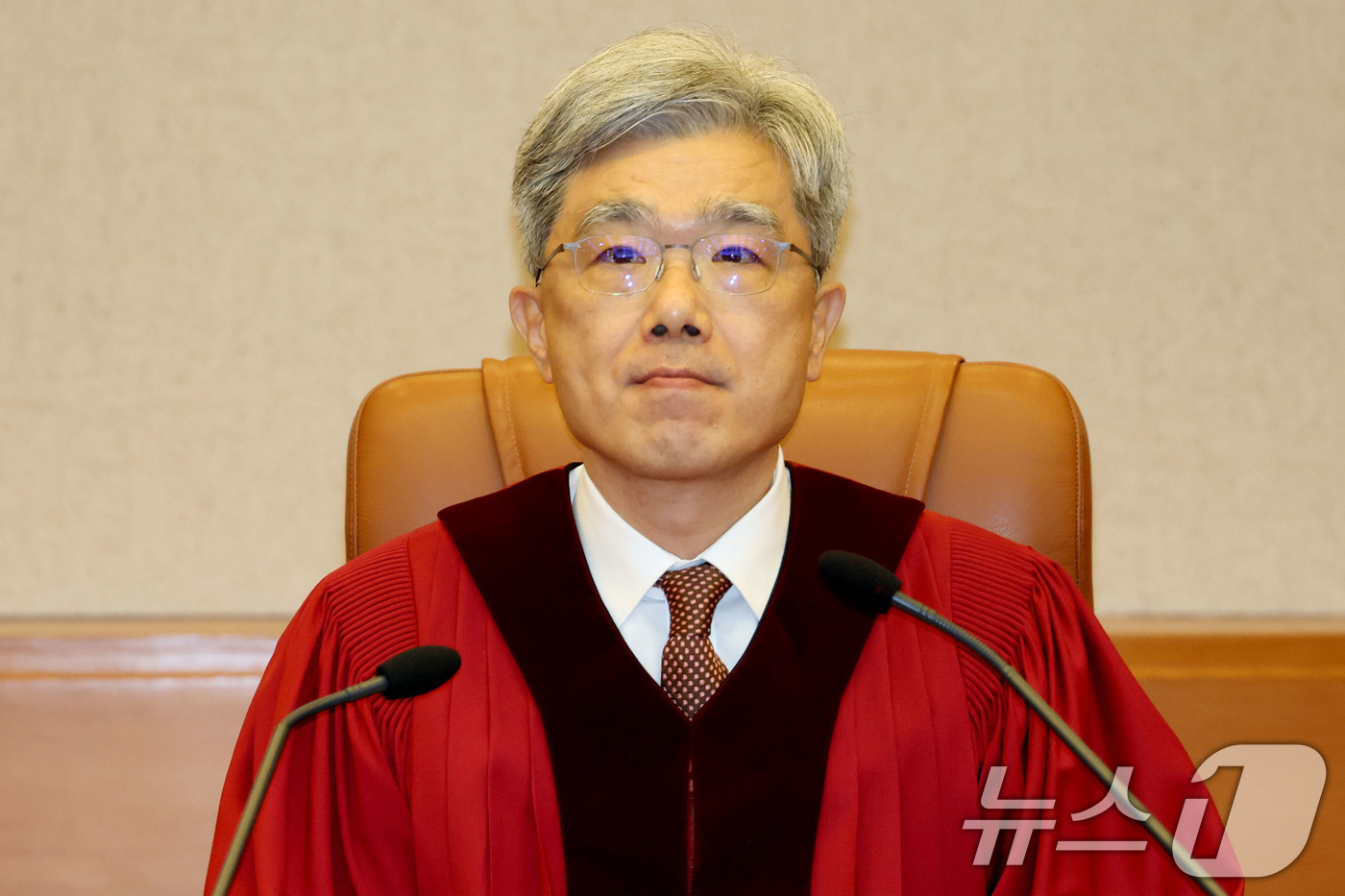 (서울=뉴스1) 이광호 기자 = 김상환 헌법재판소장이 18일 오후 서울 종로구 헌법재판소에서 열린 조지호 경찰청장 탄핵심판 사건 선고를 위해 대심판정에 자리하고 있다.이날 헌재는 …