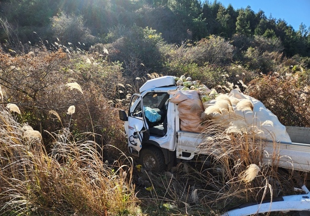 제주 백약이오름 인근서 트럭·택시 충돌…4명 병원 이송