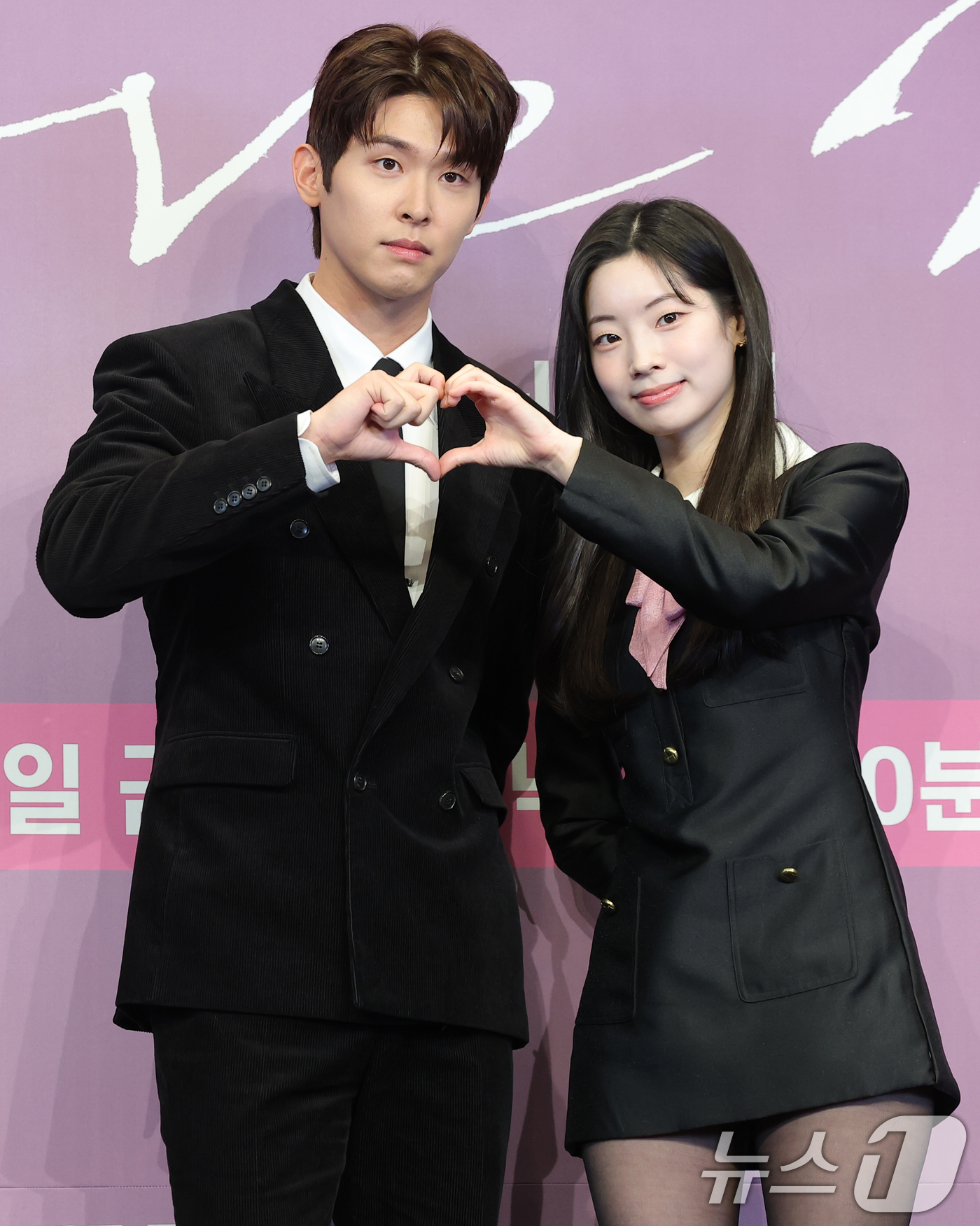 (서울=뉴스1) 권현진 기자 = 배우 이시우와 트와이스 다현(오른쪽)이 18일 서울 구로구 더 링크 서울 트리뷰트 포트폴리오 호텔에서 열린 JTBC 새 금요시리즈 ‘러브 미’ 제작 …