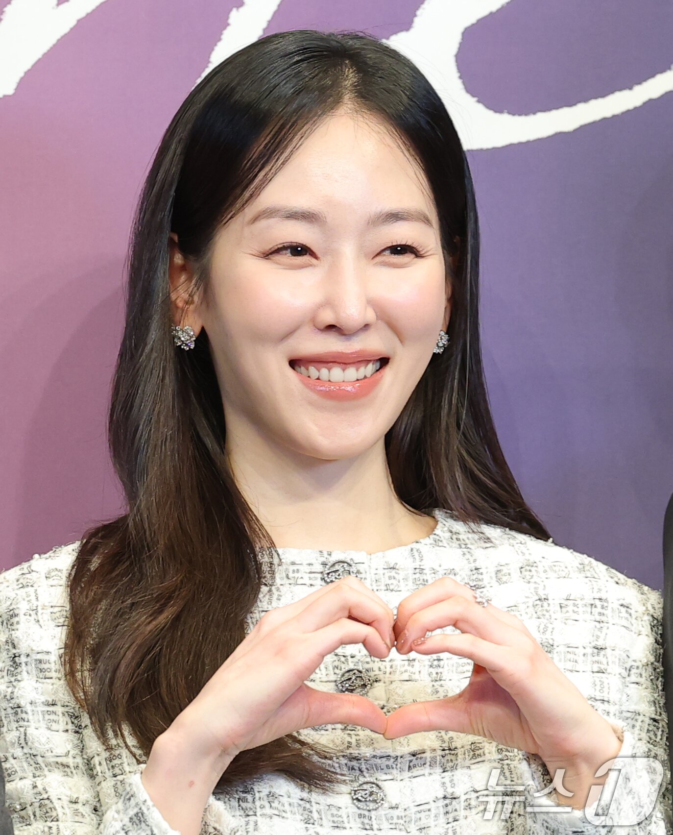 본문 이미지 - 배우 서현진이 18일 서울 구로구 더 링크 서울 트리뷰트 포트폴리오 호텔에서 열린 JTBC 새 금요시리즈 ‘러브 미’ 제작발표회에 참석해 포즈를 취하고 있다. ‘러브 미'(극본 박은영·박희권)는 내 인생만 애틋했던, 조금은 이기적이라 어쩌면 더 평범한 가족이 각자의 사랑을 시작하며 성장하는 이야기를 그린 작품이다. 2025.12.18/뉴스1 ⓒ News1 권현진 기자