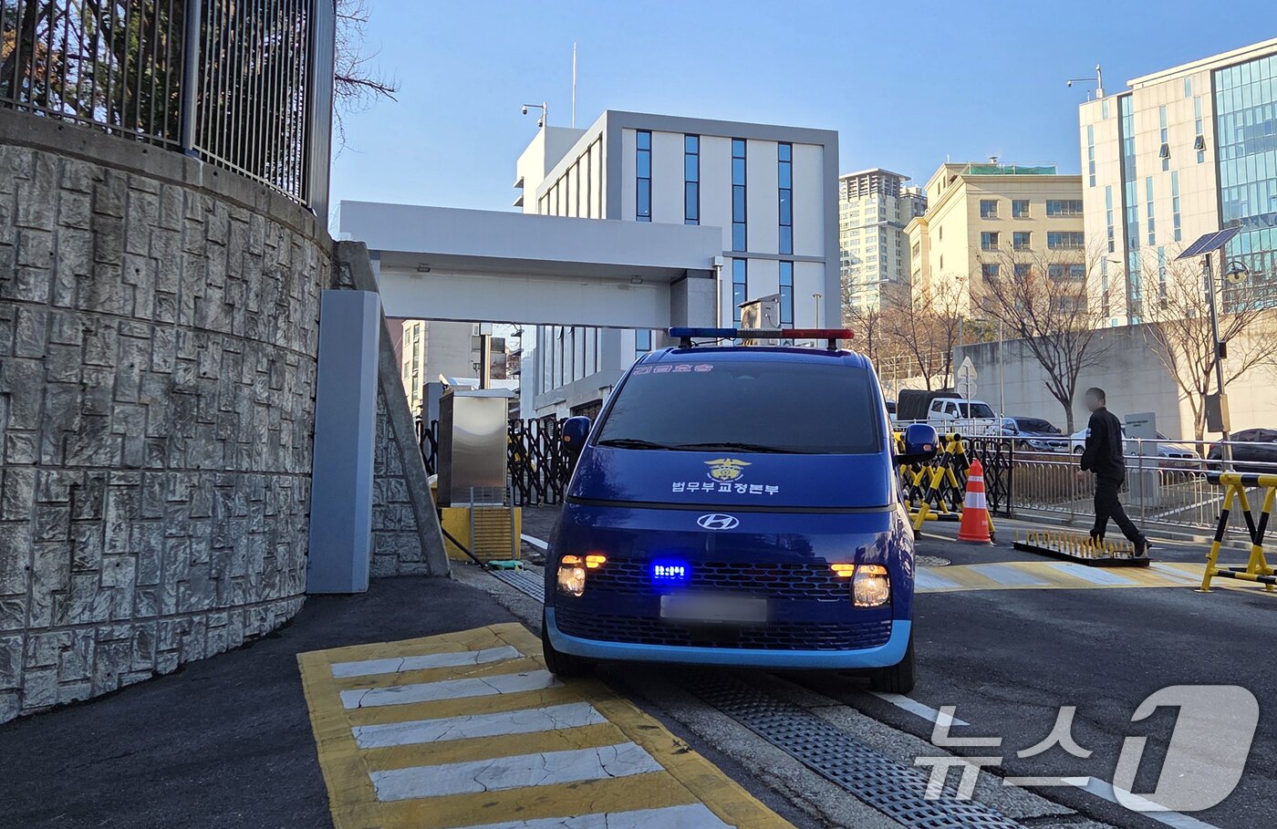 본문 이미지 - 18일 오후 서울 용산구 중앙지역군사법원에서 열린 여인형 전 방첩사령관의 내란 중요임무 종사 혐의 재판에 증인으로 출석을 마친 윤석열 전 대통령을 태운 호송차량이 군사법원을 나서고 있다. 2025.12.18/뉴스1 ⓒ News1 김예원 기자