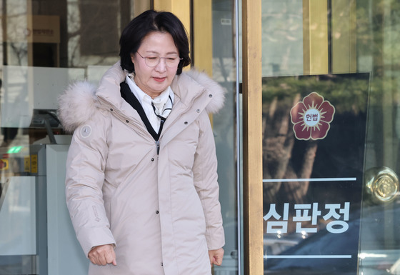 헌재 심판정 나서는 추미애 법사위원장