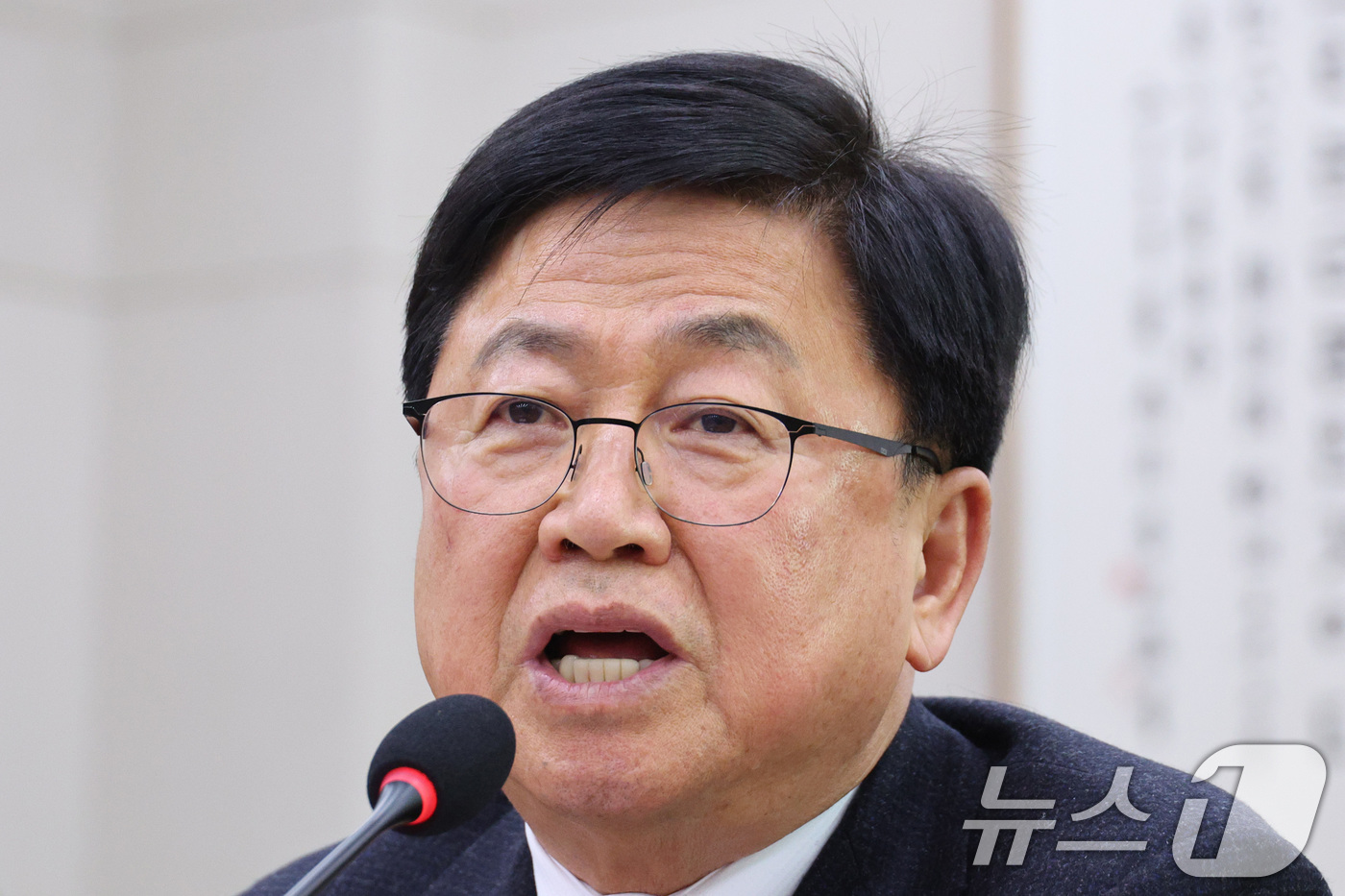 (서울=뉴스1) 신웅수 기자 = 최교진 교육부 장관이 18일 서울 여의도 국회에서 열린 법제사법위원회 전체회의에서 의원 질의에 답변하고 있다.  2025.12.18/뉴스1