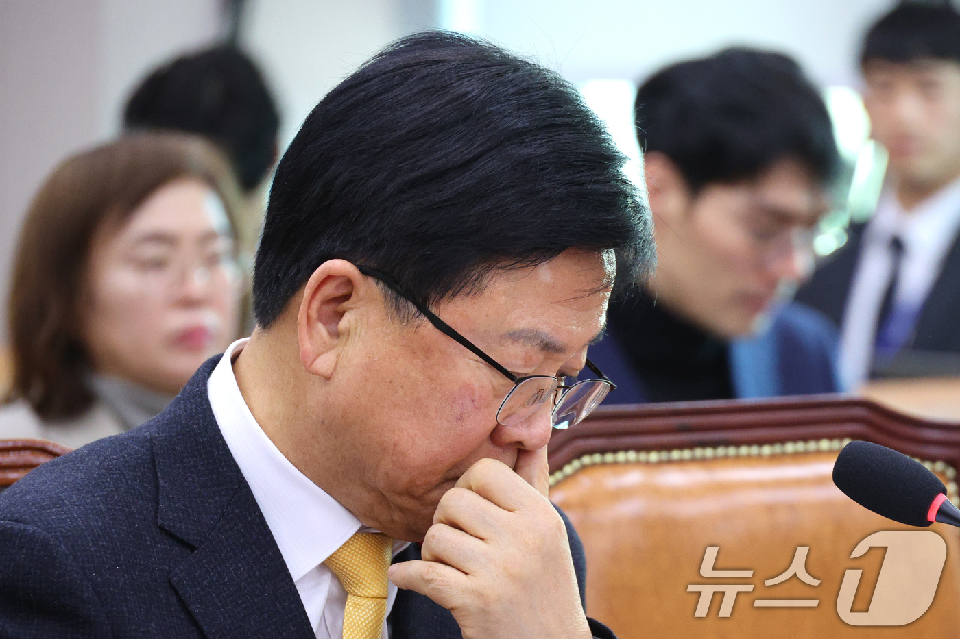 (서울=뉴스1) 신웅수 기자 = 최교진 교육부 장관이 18일 서울 여의도 국회에서 열린 법제사법위원회 전체회의에서 생각에 잠겨 있다.  2025.12.18/뉴스1