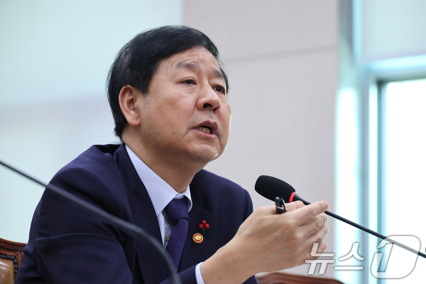 (서울=뉴스1) 신웅수 기자 = 구윤철 경제부총리 겸 기획재정부 장관이 18일 서울 여의도 국회에서 열린 법제사법위원회 전체회의에서 의원 질의에 답변하고 있다.  2025.12.1 …