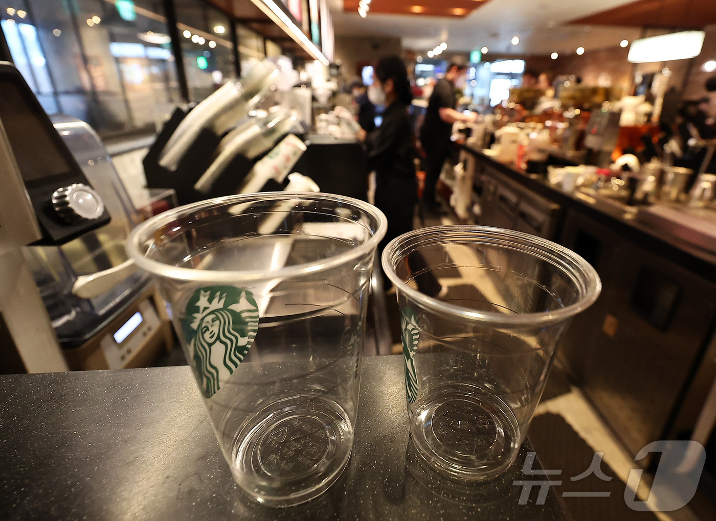 (서울=뉴스1) 김성진 기자 = 앞으로 카페에서 음료를 포장 구매(테이크아웃)할 때는 컵당 200원 안팎의 추가 비용이 붙을 전망이다. 빨대는 원칙적으로 제공되지 않고, 필요할 때 …