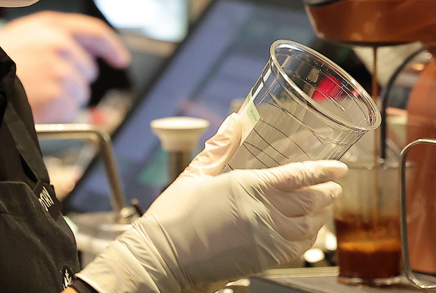 "종이빨대 실패로 모자랐나"…컵가격표시제에 소상공인 우려