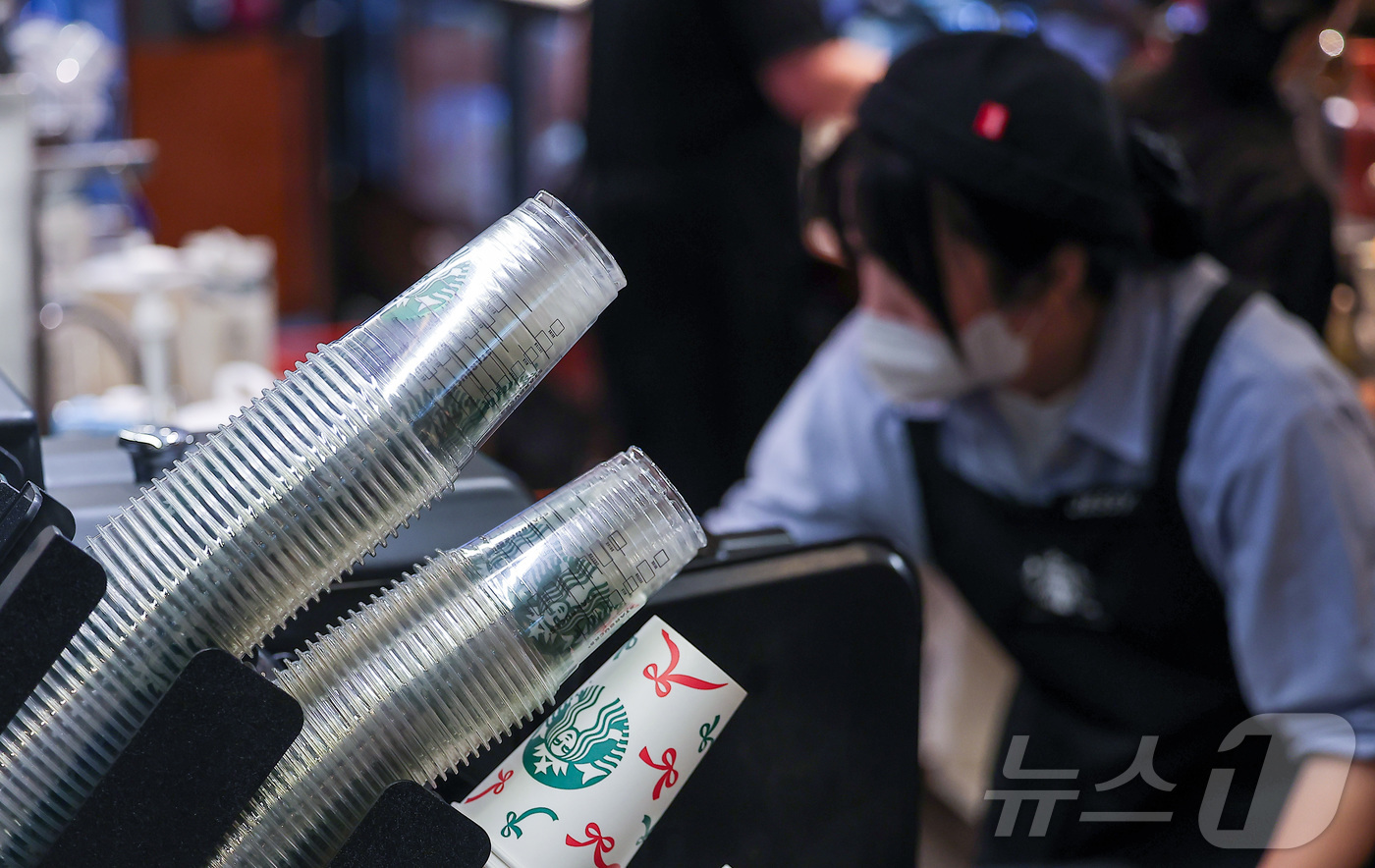 (서울=뉴스1) 김성진 기자 = 앞으로 카페에서 음료를 포장 구매(테이크아웃)할 때는 컵당 200원 안팎의 추가 비용이 붙을 전망이다. 빨대는 원칙적으로 제공되지 않고, 필요할 때 …