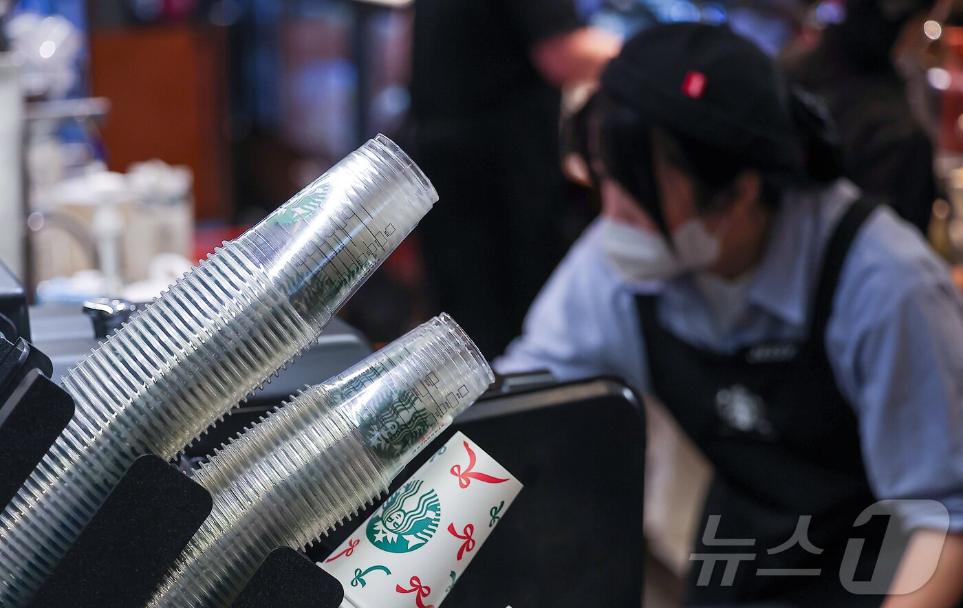본문 이미지 - 서울 시내 한 카페에 진열된 일회용 플라스틱 컵. 2025.12.18 ⓒ 뉴스1 김성진 기자