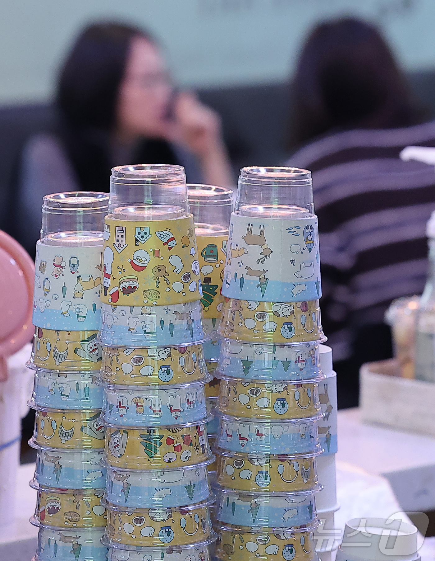 (서울=뉴스1) 김성진 기자 = 앞으로 카페에서 음료를 포장 구매(테이크아웃)할 때는 컵당 200원 안팎의 추가 비용이 붙을 전망이다. 빨대는 원칙적으로 제공되지 않고, 필요할 때 …