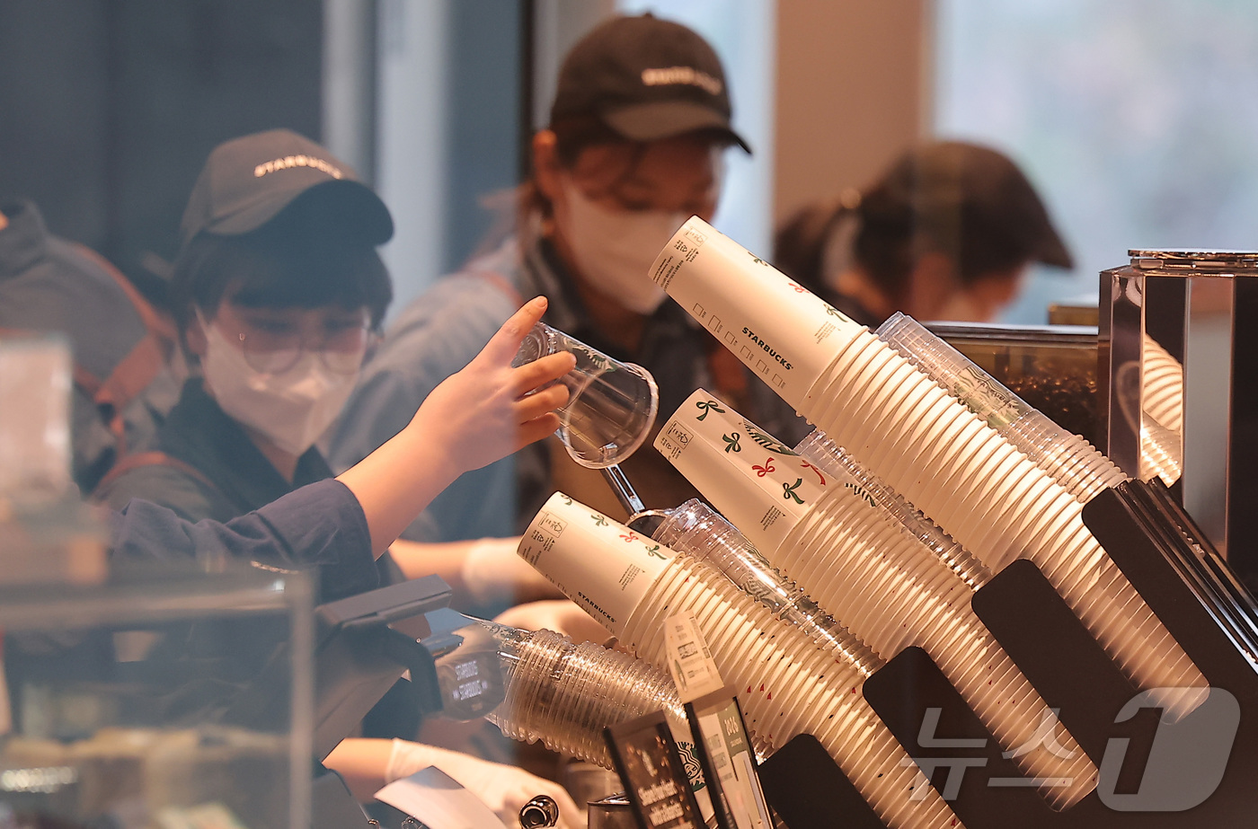 (서울=뉴스1) 김성진 기자 = 앞으로 카페에서 음료를 포장 구매(테이크아웃)할 때는 컵당 200원 안팎의 추가 비용이 붙을 전망이다. 빨대는 원칙적으로 제공되지 않고, 필요할 때 …