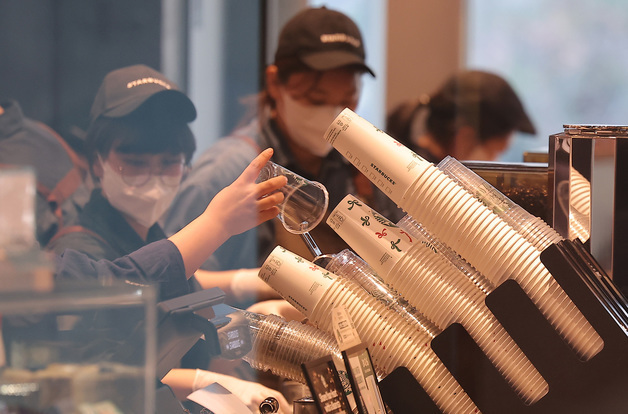 카페 '컵값' 따로 받는다…일회용 쓰면 100∼200원 부과 추진