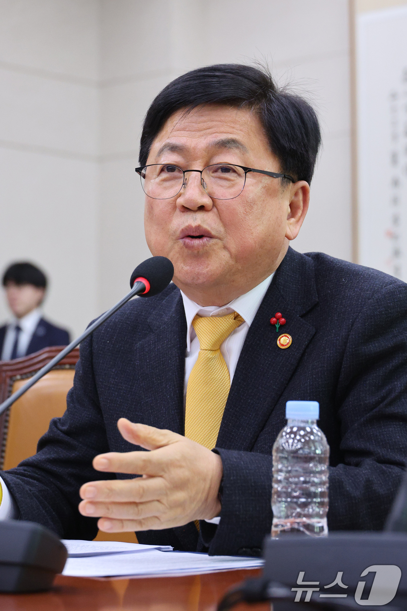 (서울=뉴스1) 신웅수 기자 = 최교진 교육부 장관이 18일 서울 여의도 국회에서 열린 법제사법위원회 전체회의에서 의원 질의에 답변하고 있다.  2025.12.18/뉴스1