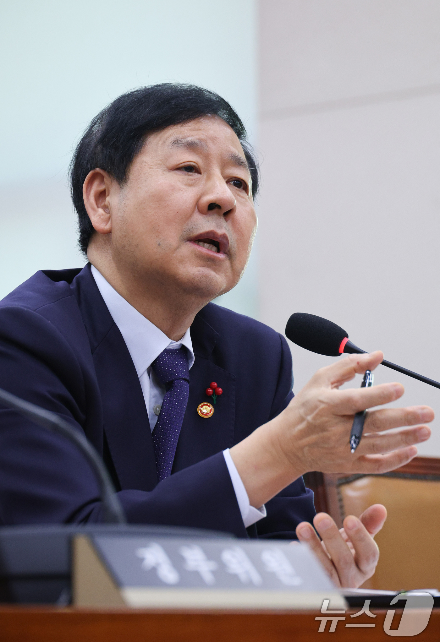 (서울=뉴스1) 신웅수 기자 = 구윤철 경제부총리 겸 기획재정부 장관이 18일 서울 여의도 국회에서 열린 법제사법위원회 전체회의에서 의원 질의에 답변하고 있다.  2025.12.1 …