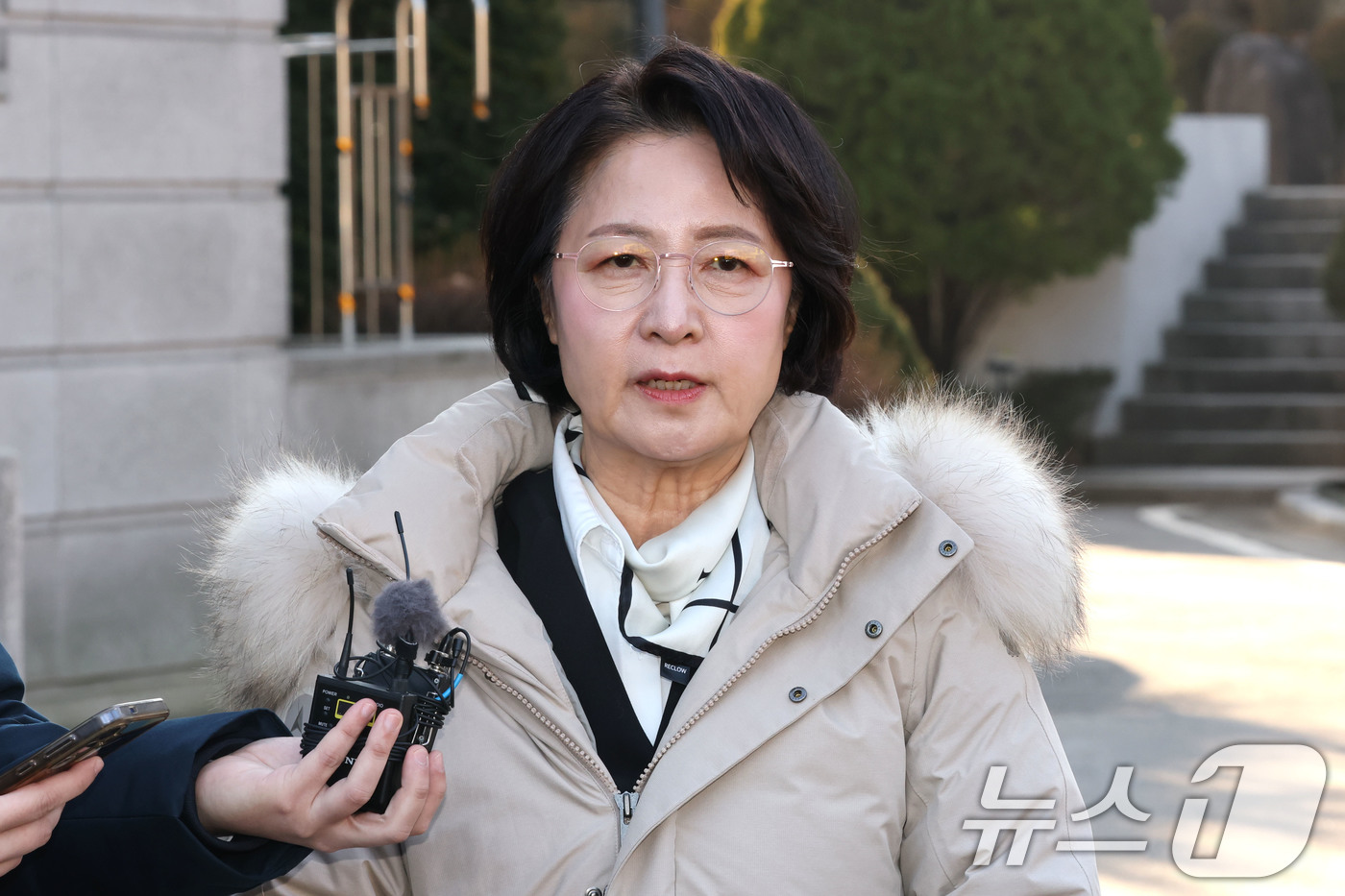 (서울=뉴스1) 이광호 기자 = 추미애 국회 법제사법위원장이 18일 오후 서울 종로구 헌법재판소에서 열린 조지호 경찰청장 탄핵심판 사건 선고를 마치고 나서며 취재진의 질문에 답하고 …