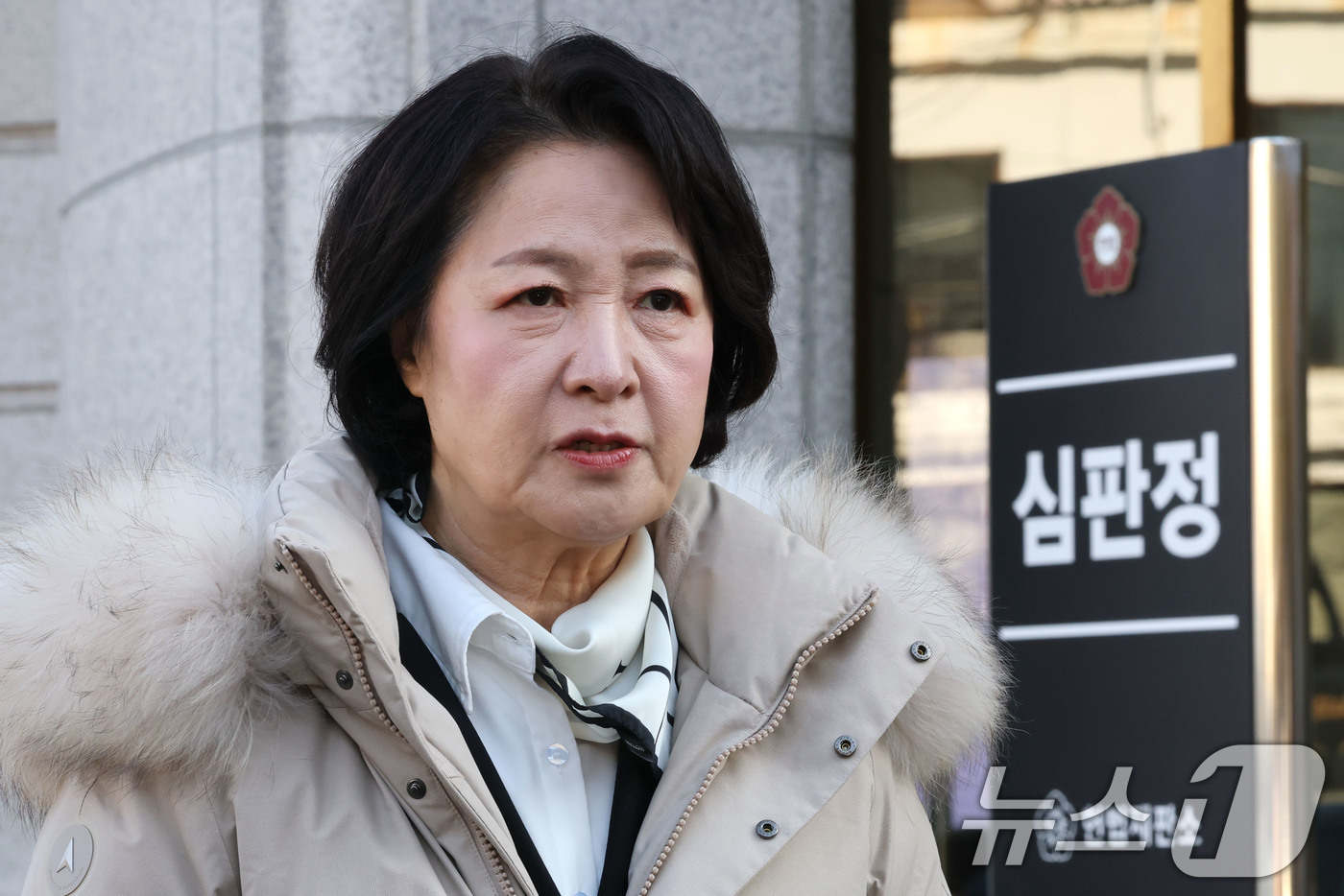 (서울=뉴스1) 이광호 기자 = 추미애 국회 법제사법위원장이 18일 오후 서울 종로구 헌법재판소에서 열린 조지호 경찰청장 탄핵심판 사건 선고기일에 참석하며 취재진의 질문에 답하고 …