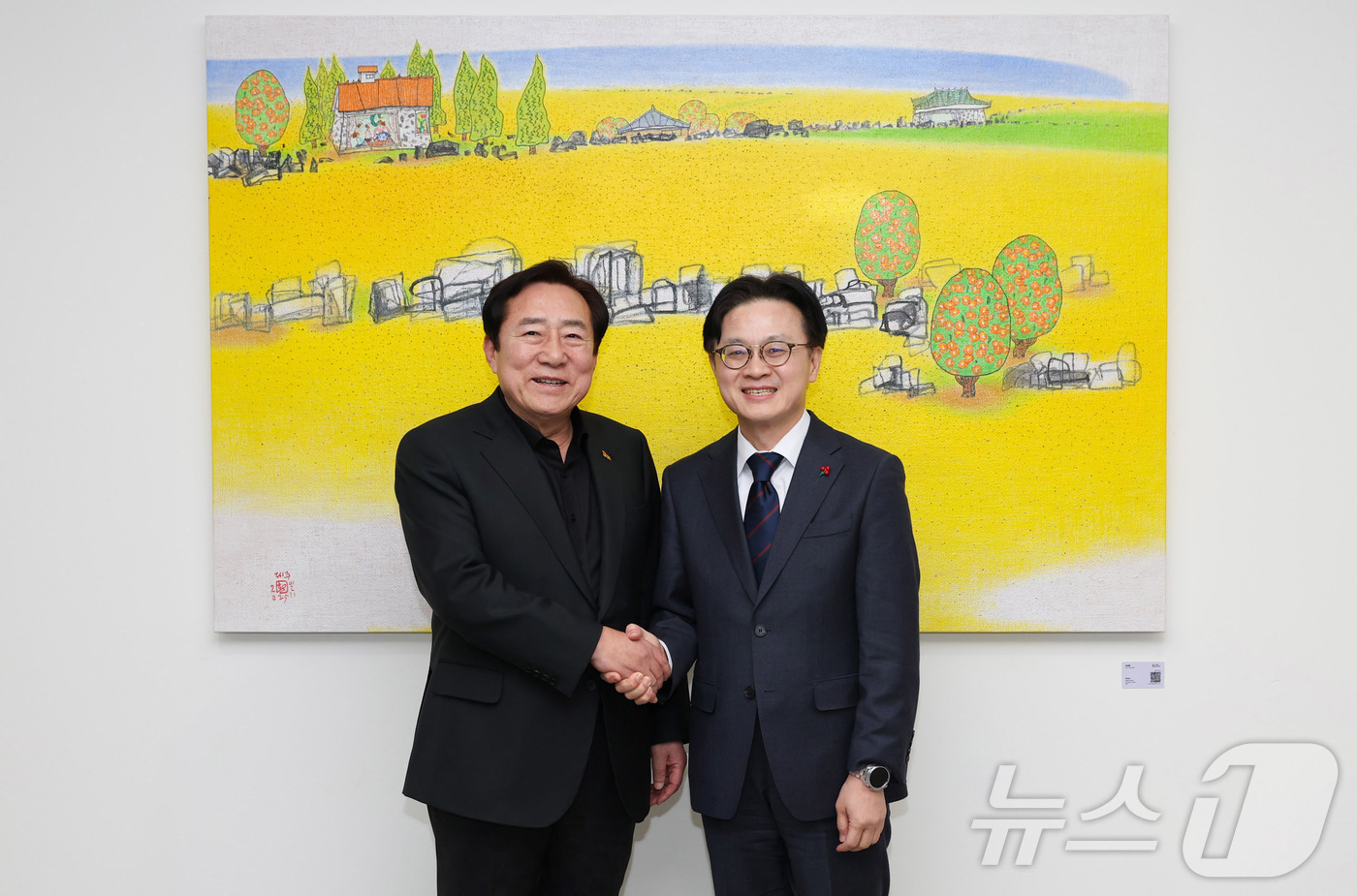 (서울=뉴스1) = 김정관 산업통상자원부 장관이 18일 오후 서울 영등포구 중소기업중앙회를 방문해 김기문 중소기업중앙회 회장과 기념 촬영을 하고 있다. (산업통상자원부 제공. 재판 …