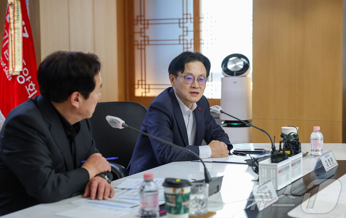 (서울=뉴스1) = 김정관 산업통상자원부 장관이 18일 오후 서울 영등포구 중소기업중앙회를 방문해 인사말을 하고 있다. (산업통상자원부 제공. 재판매 및 DB 금지) 2025.12 …