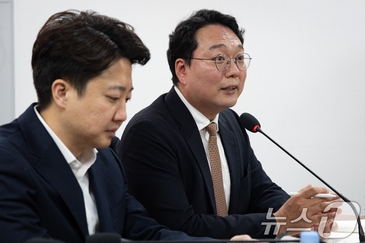 (서울=뉴스1) 유승관 기자 = 천하람 개혁신당 원내대표가 18일 서울 여의도 국회 의원회관에서 열린 '새벽배송 금지, 누구를 위한 것인가' 정책토론회에서 인사말을 하고 있다. 2 …