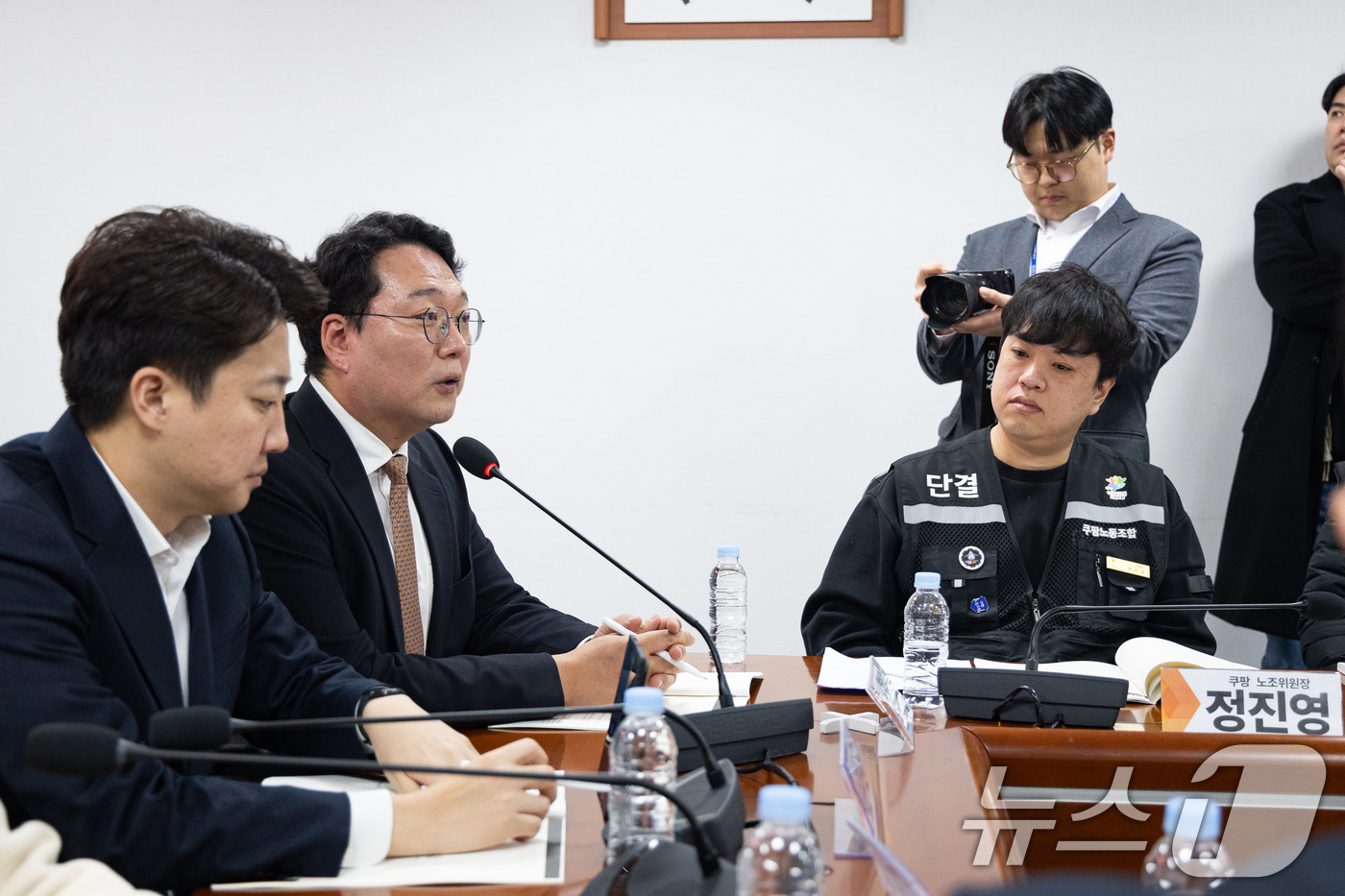 (서울=뉴스1) 유승관 기자 = 천하람 개혁신당 원내대표가 18일 서울 여의도 국회 의원회관에서 열린 '새벽배송 금지, 누구를 위한 것인가' 정책토론회에서 인사말을 하고 있다. 2 …