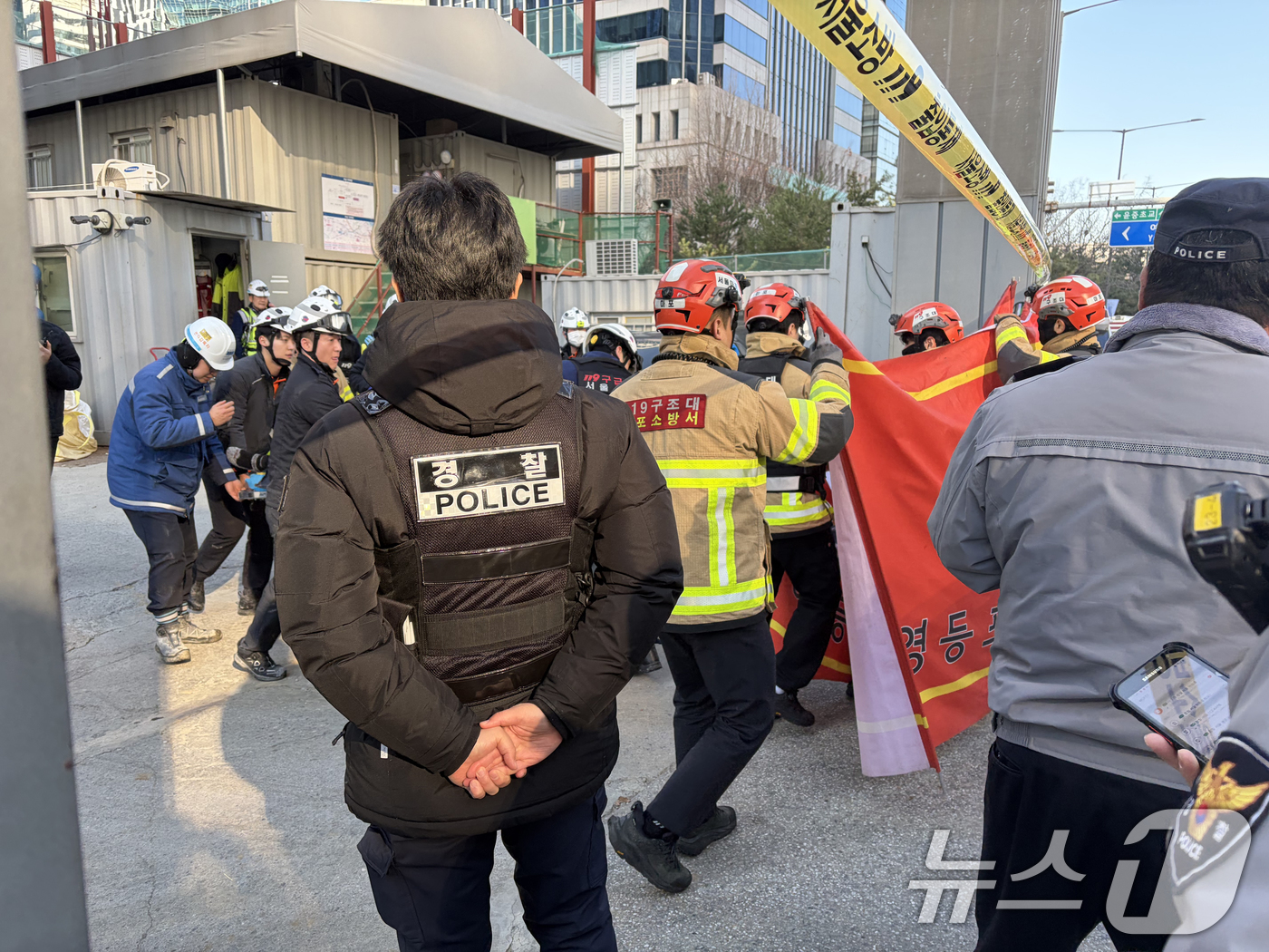 (서울=뉴스1) 김종훈 기자 = 18일 오후 1시 22분쯤 서울 여의도 신안산선 복선전철 지하 공사 현장에서 사고가 발생해 소방대원들이 구조작업을 하고 있다.이번 사고로 최소 2명 …