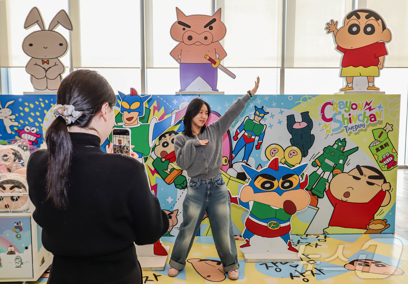 (대전=뉴스1) 이동원 기자 = 대전신세계 Art & Science는 오는 28일까지 6층 아트테라스에서 '크레용 신짱 x 꾸미버스 특별전’이 열린다. 시민들이 짱구 포토존에서 사 …