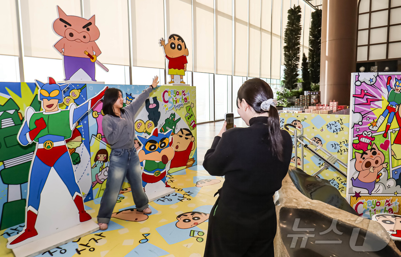 (대전=뉴스1) 이동원 기자 = 대전신세계 Art & Science는 오는 28일까지 6층 아트테라스에서 '크레용 신짱 x 꾸미버스 특별전’이 열린다. 시민들이 짱구 포토존에서 사 …