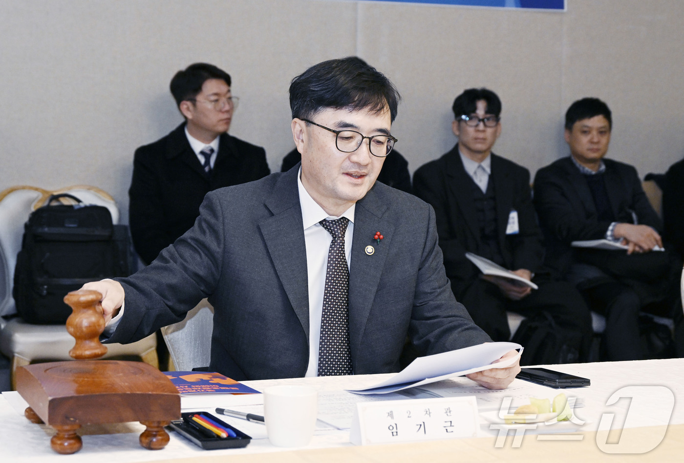 (서울=뉴스1) = 임기근 기획재정부 제2차관이 18일 오후 서울 종로구 정부서울청사에서 열린 '2025년 제5차 조달정책심의위원회'를 주재하고 있다. (기획재정부 제공. 재판매 …
