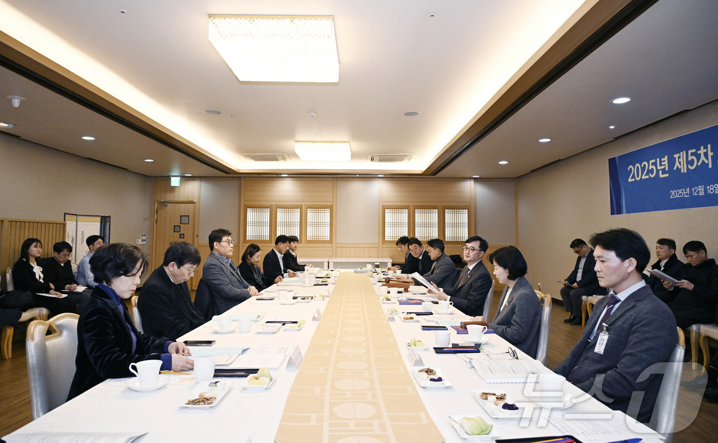 (서울=뉴스1) = 임기근 기획재정부 제2차관이 18일 오후 서울 종로구 정부서울청사에서 열린 '2025년 제5차 조달정책심의위원회'를 주재하고 있다. (기획재정부 제공. 재판매 …