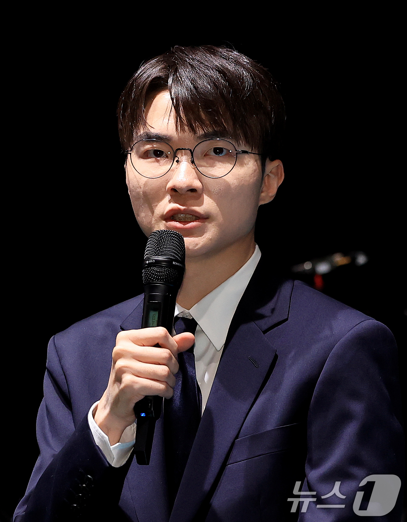 (서울=뉴스1) 이호윤 기자 = LCK T1팀 주장 이상혁(페이커)이 18일 서울 종로구 롤파크 LCK(리그 오브 레전드 챔피언스 코리아) 아레나에서 열린 기자 간담회에서 기자들의 …