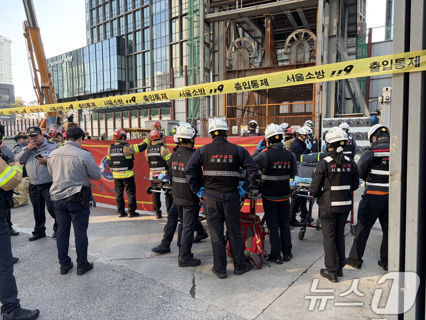 (서울=뉴스1) 김종훈 기자 = 18일 오후 1시 22분쯤 서울 여의도 신안산선 복선전철 지하 공사 현장에서 사고가 발생해 소방대원과 경찰이 구조작업과 수습작업을 하고 있다. 이번 …