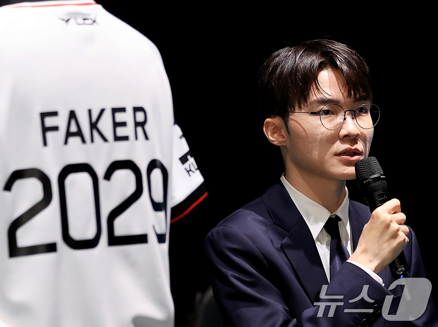 (서울=뉴스1) 이호윤 기자 = LCK T1팀 주장 이상혁(페이커)이 18일 서울 종로구 롤파크 LCK(리그 오브 레전드 챔피언스 코리아) 아레나에서 열린 기자 간담회에서 기자들의 …