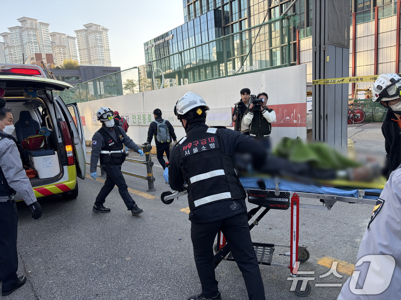 (서울=뉴스1) 김종훈 기자 = 18일 오후 1시 22분쯤 서울 여의도 신안산선 복선전철 지하 공사 현장에서 사고가 발생해 소방대원들이 부상자를 이송하고 있다. 이번 사고로 최소 …